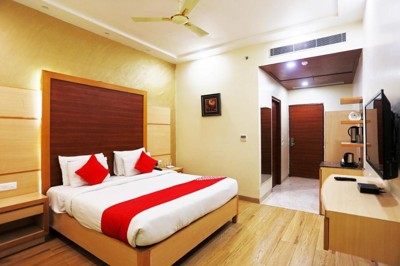 Capital O Green Palms Near Jhilmil Metro Station Hotel New Delhi Exterior photo