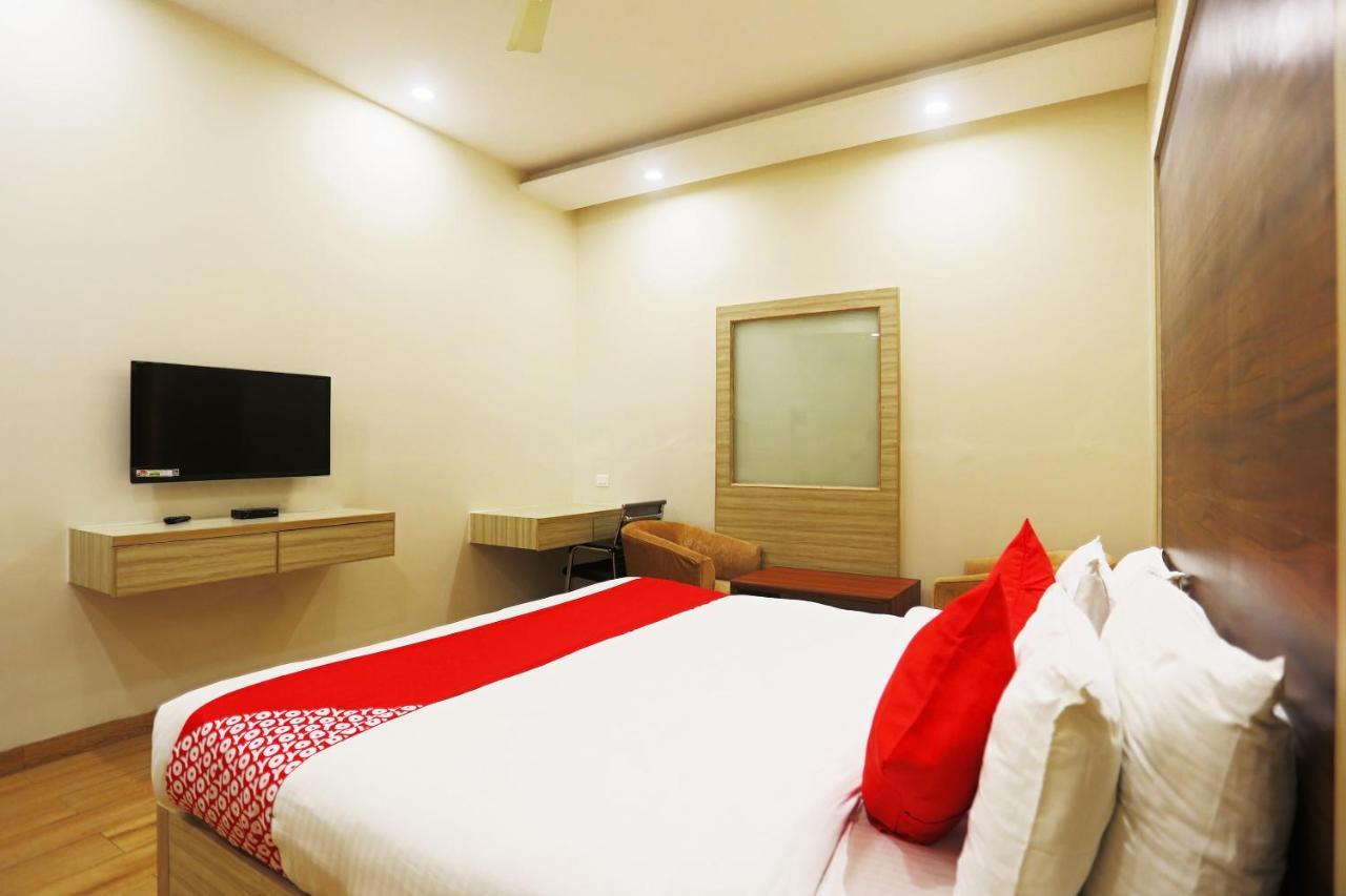 Capital O Green Palms Near Jhilmil Metro Station Hotel New Delhi Exterior photo