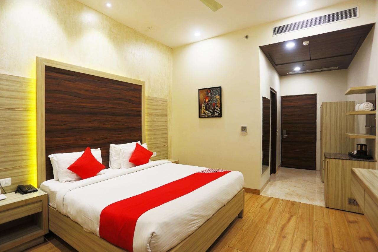 Capital O Green Palms Near Jhilmil Metro Station Hotel New Delhi Exterior photo